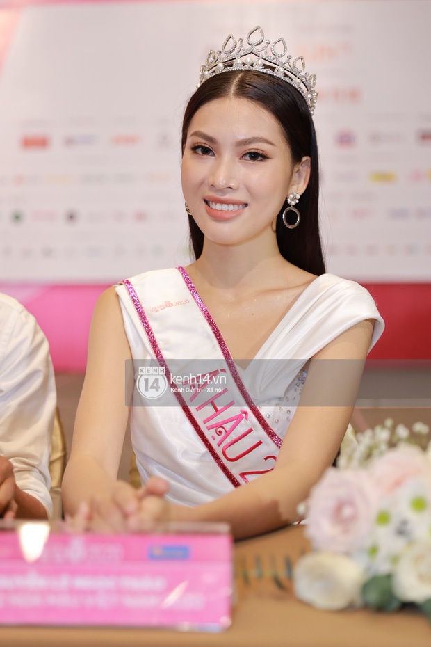 Tranh cãi clip Á hậu Ngọc Thảo nói tiếng Anh tại Miss Grand International: Phát âm sai quá sai, nhưng được cái tự tin vớt lại! - Ảnh 4. Tranh cãi clip Á hậu Ngọc Thảo nói tiếng Anh tại Miss Grand International: Phát âm sai quá sai, nhưng được cái tự tin vớt lại! - Ảnh 4.