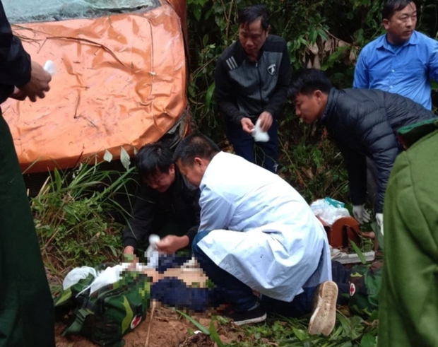 Nghệ An: Ô tô lao xuống vực, cán bộ phòng thanh tra tử nạn trên đường đi công tác - Ảnh 1.