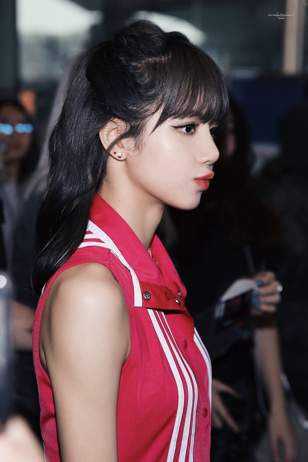 Nữ giảng viên khuấy đảo MXH với nhan sắc giống hệt Lisa (BLACKPINK) - Ảnh 4. Nữ giảng viên khuấy đảo MXH với nhan sắc giống hệt Lisa (BLACKPINK) - Ảnh 4.