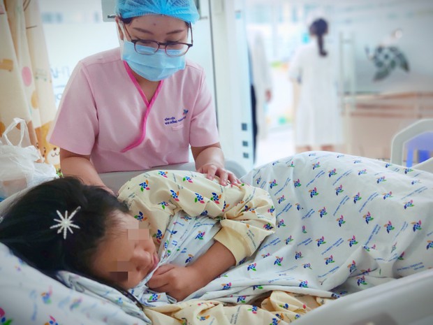 TP.HCM: Bị bạn bè tẩy chay, bắt nạt trên mạng xã hội, bé gái 13 tuổi uống thuốc diệt cỏ tự tử - Ảnh 1. TP.HCM: Bị bạn bè tẩy chay, bắt nạt trên mạng xã hội, bé gái 13 tuổi uống thuốc diệt cỏ tự tử - Ảnh 1.