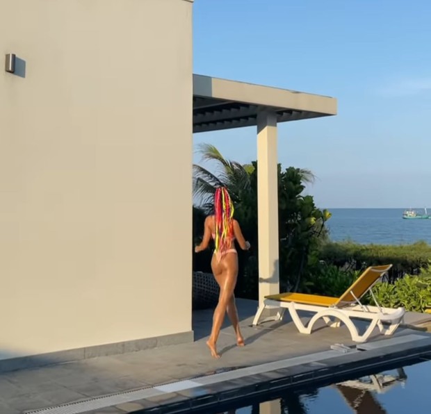 HHen Niê dạo này chăm khoe body thực sự, nhưng nhìn vòng 3 căng đét thế này thì ai mà chả mê chữ ê kéo dài - Ảnh 4. HHen Niê dạo này chăm khoe body thực sự, nhưng nhìn vòng 3 căng đét thế này thì ai mà chả mê chữ ê kéo dài - Ảnh 4.