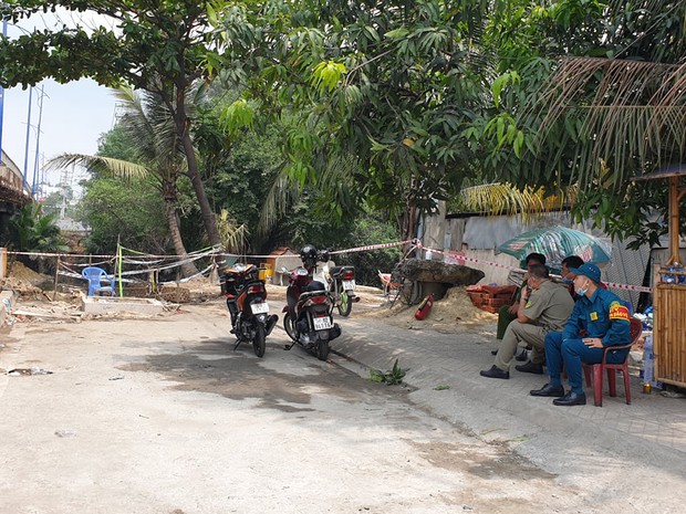 Ảnh: Cận cảnh căn nhà cháy đen khiến 6 người trong gia đình tử vong, xe máy bị thiêu rụi trơ khung - Ảnh 12.