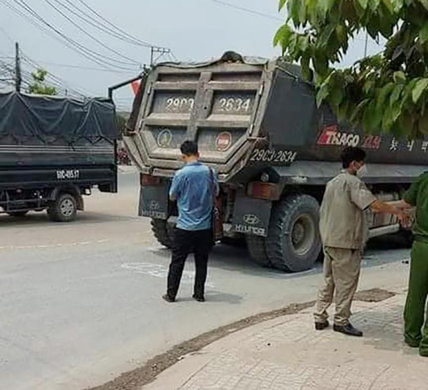 Hình ảnh người đàn ông gào khóc bên thi thể bé trai 4 tuổi sau tai nạn giao thông khiến ai cũng xót thương - Ảnh 3.