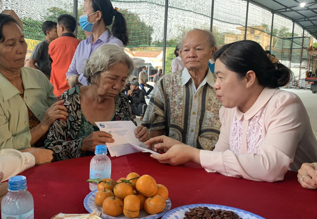 Hỗ trợ hơn 260 triệu đồng cho gia đình có 6 người tử vong trong vụ cháy ở Sài Gòn - Ảnh 1. Hỗ trợ hơn 260 triệu đồng cho gia đình có 6 người tử vong trong vụ cháy ở Sài Gòn - Ảnh 1.