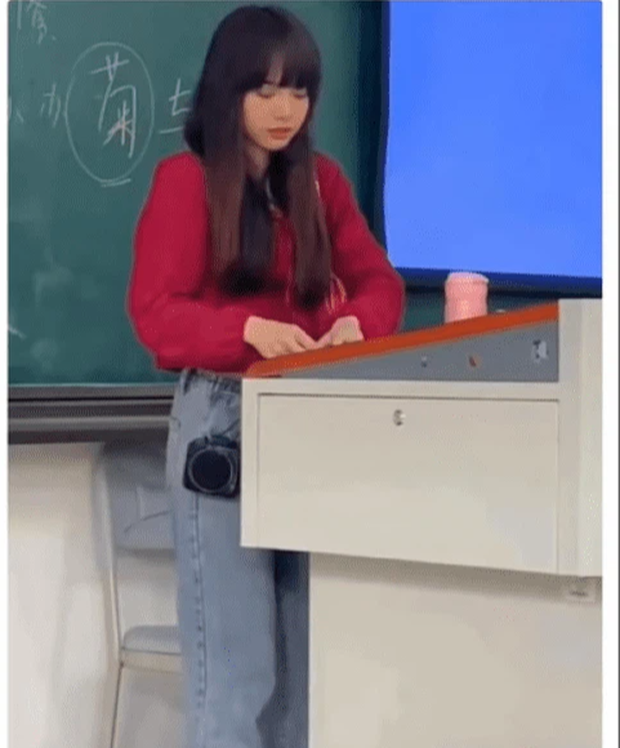 Nữ giảng viên khuấy đảo MXH với nhan sắc giống hệt Lisa (BLACKPINK) - Ảnh 3. Nữ giảng viên khuấy đảo MXH với nhan sắc giống hệt Lisa (BLACKPINK) - Ảnh 3.