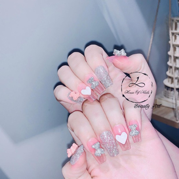 10 mẫu nail gắn charm xinh nhất tại các tiệm lúc này: Nàng nào thích style sang chảnh chấm ngay - Ảnh 9.