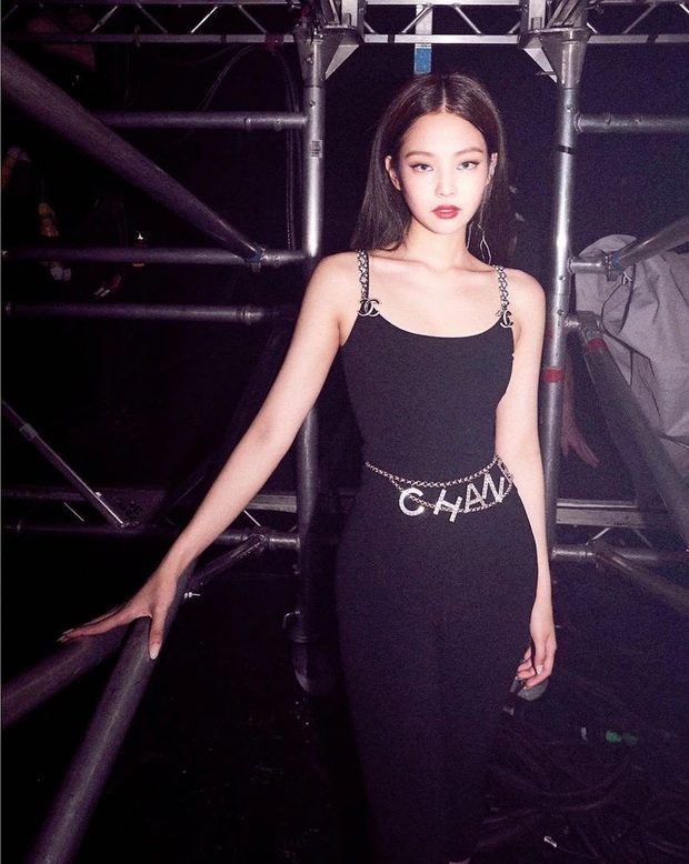Chị em nhà BLACKPINK rủ nhau xơi tái một item hiểm hóc mà lắm lắm nàng mẫu còn phải e dè - Ảnh 3. Chị em nhà BLACKPINK rủ nhau xơi tái một item hiểm hóc mà lắm lắm nàng mẫu còn phải e dè - Ảnh 3.