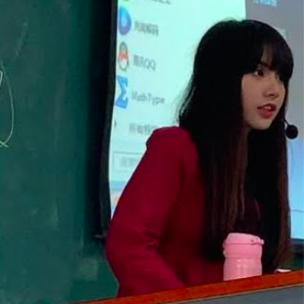 Nữ giảng viên khuấy đảo MXH với nhan sắc giống hệt Lisa (BLACKPINK) - Ảnh 1. Nữ giảng viên khuấy đảo MXH với nhan sắc giống hệt Lisa (BLACKPINK) - Ảnh 1.