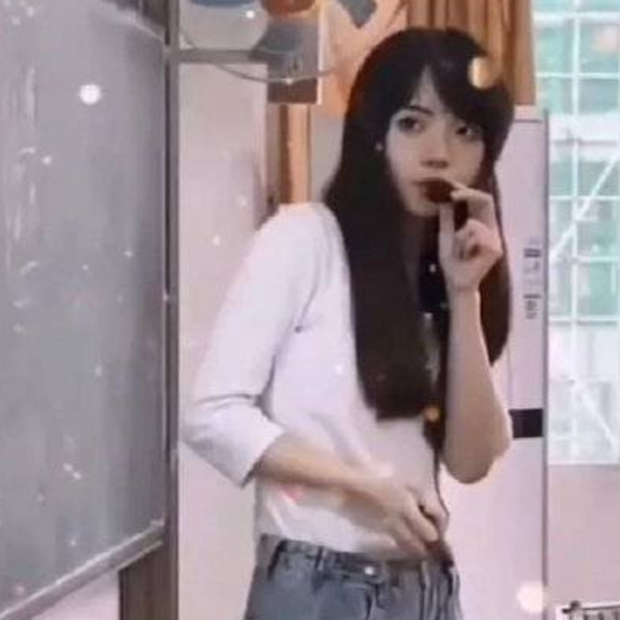 Nữ giảng viên khuấy đảo MXH với nhan sắc giống hệt Lisa (BLACKPINK) - Ảnh 2. Nữ giảng viên khuấy đảo MXH với nhan sắc giống hệt Lisa (BLACKPINK) - Ảnh 2.
