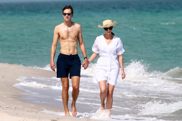 Cuộc sống sau khi rời Nhà Trắng của “nữ thần” Ivanka Trump: Nhan sắc ngày càng rạng ngời nhưng người hâm mộ lại lo lắng vì lý do khác - Ảnh 4. Cuộc sống sau khi rời Nhà Trắng của “nữ thần” Ivanka Trump: Nhan sắc ngày càng rạng ngời nhưng người hâm mộ lại lo lắng vì lý do khác - Ảnh 4.