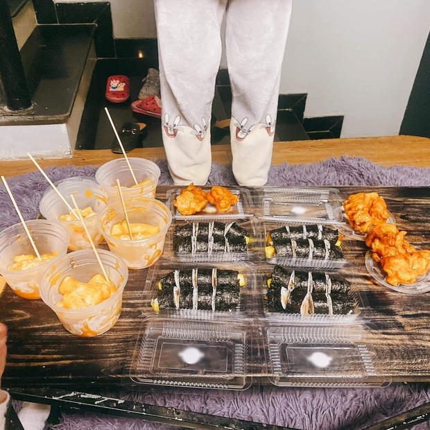 Vụ ăn gimbap bị mắc móc sắt vào dạ dày: Chủ quán đính chính nhưng dân mạng chỉ ra loạt cái sai, thái độ xin lỗi gây tranh cãi - Ảnh 1. Vụ ăn gimbap bị mắc móc sắt vào dạ dày: Chủ quán đính chính nhưng dân mạng chỉ ra loạt cái sai, thái độ xin lỗi gây tranh cãi - Ảnh 1.