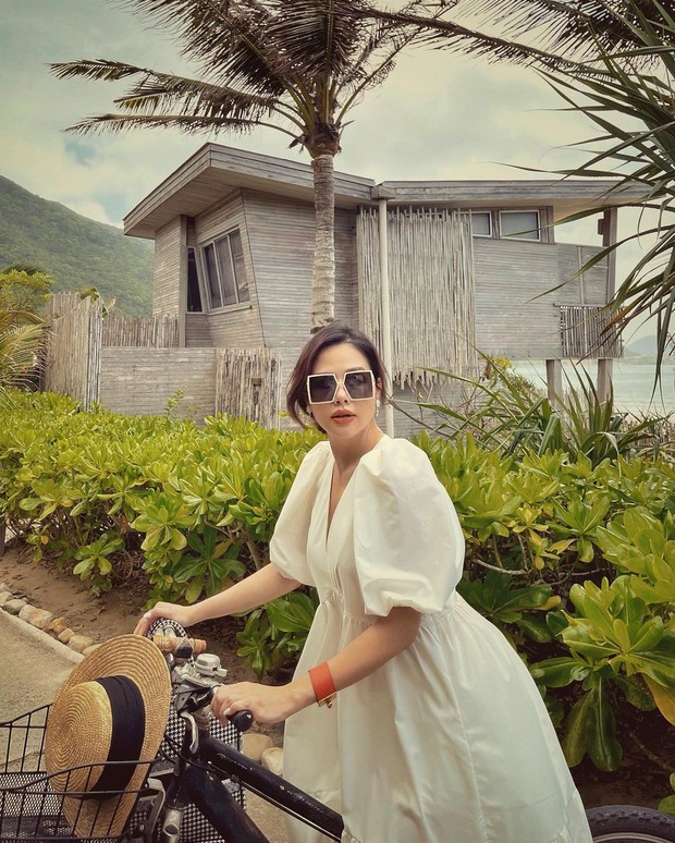 Đẳng cấp phu nhân tập đoàn nghìn tỷ: Đi biển không diện bikini vẫn khiến dân tình trầm trồ vì sang và xinh - Ảnh 2.