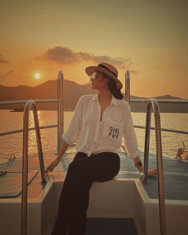 Đẳng cấp phu nhân tập đoàn nghìn tỷ: Đi biển không diện bikini vẫn khiến dân tình trầm trồ vì sang và xinh - Ảnh 3.