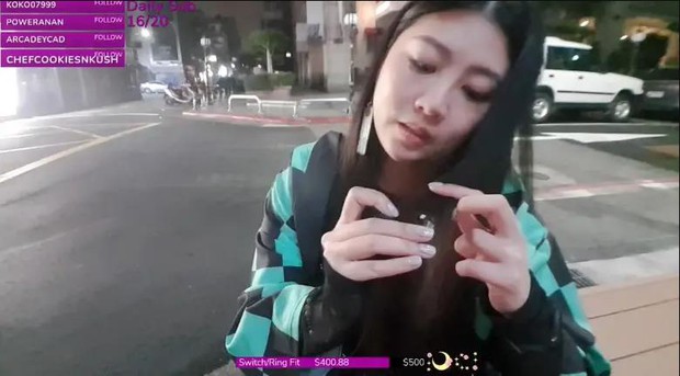 Livestream ngoài đường, nữ streamer sexy bất ngờ bị tấn công với hành động cực kỳ nhạy cảm - Ảnh 3.