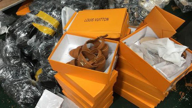 Thu giữ hơn 3.000 sản phẩm giày dép giả nhãn hiệu nổi tiếng - Ảnh 2. Thu giữ hơn 3.000 sản phẩm giày dép giả nhãn hiệu nổi tiếng - Ảnh 2.
