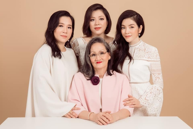 Khoe 3 thế hệ gia đình toàn mỹ nhân, Lý Nhã Kỳ tranh thủ treo thông báo tuyển rể út luôn cho mẹ - Ảnh 2. Khoe 3 thế hệ gia đình toàn mỹ nhân, Lý Nhã Kỳ tranh thủ treo thông báo tuyển rể út luôn cho mẹ - Ảnh 2.