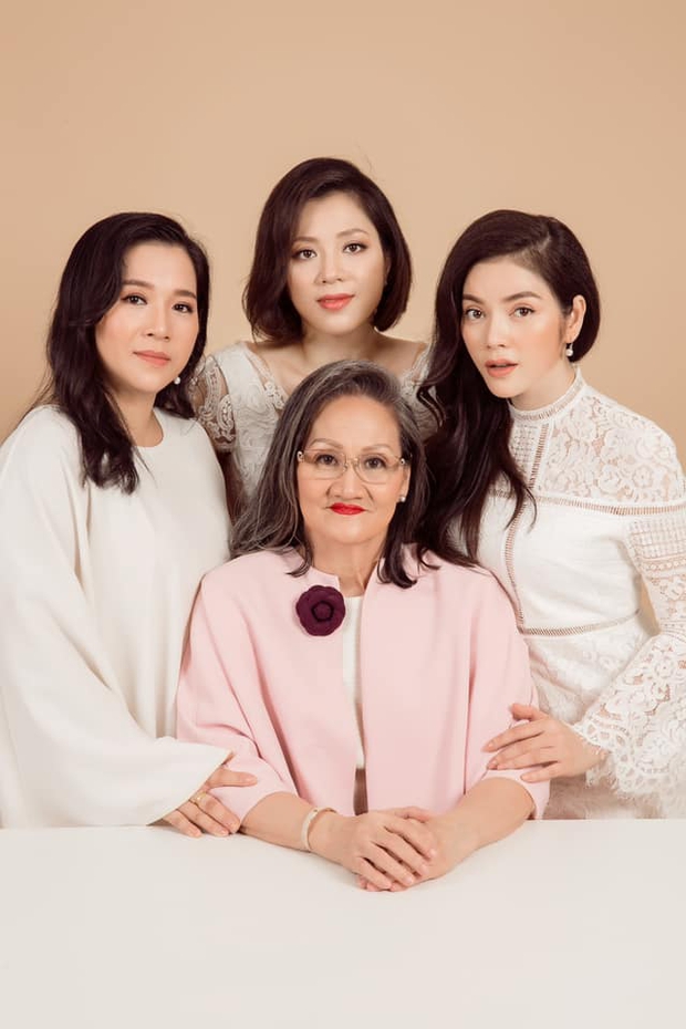 Khoe 3 thế hệ gia đình toàn mỹ nhân, Lý Nhã Kỳ tranh thủ treo thông báo tuyển rể út luôn cho mẹ - Ảnh 3. Khoe 3 thế hệ gia đình toàn mỹ nhân, Lý Nhã Kỳ tranh thủ treo thông báo tuyển rể út luôn cho mẹ - Ảnh 3.