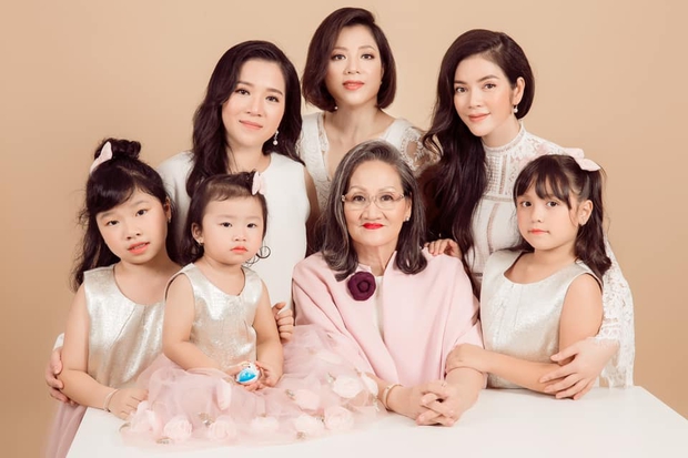 Khoe 3 thế hệ gia đình toàn mỹ nhân, Lý Nhã Kỳ tranh thủ treo thông báo tuyển rể út luôn cho mẹ - Ảnh 5. Khoe 3 thế hệ gia đình toàn mỹ nhân, Lý Nhã Kỳ tranh thủ treo thông báo tuyển rể út luôn cho mẹ - Ảnh 5.