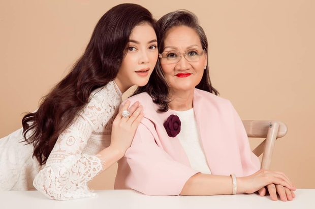 Khoe 3 thế hệ gia đình toàn mỹ nhân, Lý Nhã Kỳ tranh thủ treo thông báo tuyển rể út luôn cho mẹ - Ảnh 4. Khoe 3 thế hệ gia đình toàn mỹ nhân, Lý Nhã Kỳ tranh thủ treo thông báo tuyển rể út luôn cho mẹ - Ảnh 4.