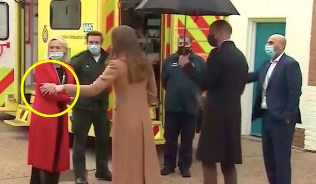 Báo Anh tung bằng chứng cho thấy Công nương Kate không thể là người khiến Meghan Markle bật khóc chỉ nhờ một cử chỉ tinh tế của cô - Ảnh 2.