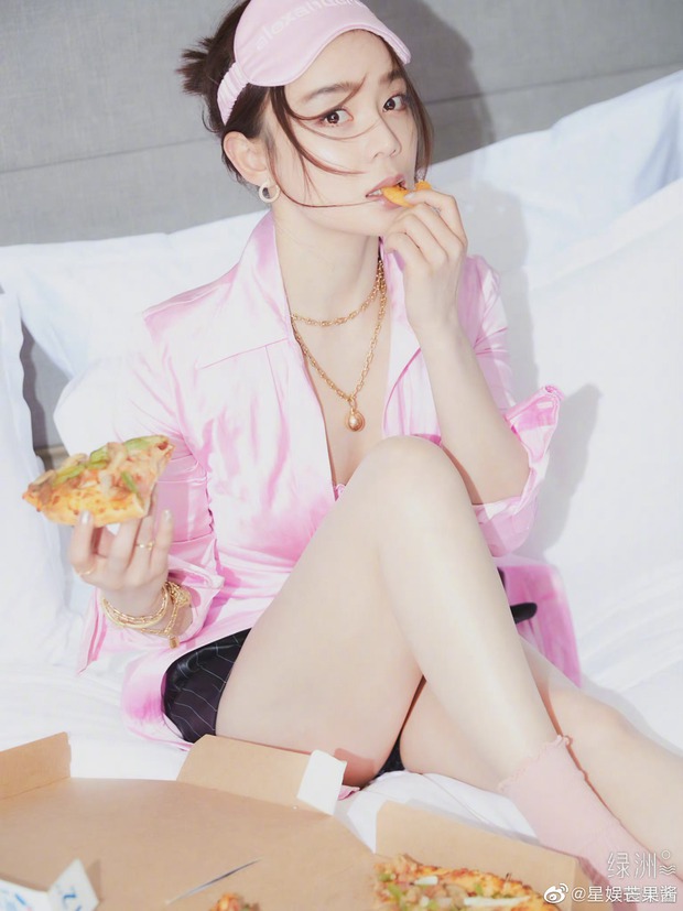 Thảm đỏ sến súa nhất Cbiz hôm nay: Tình địch của Dương Mịch khoe vòng 1 o ép, Viên San San bị chê bai vì mặc đồ ngủ - Ảnh 7. Thảm đỏ sến súa nhất Cbiz hôm nay: Tình địch của Dương Mịch khoe vòng 1 o ép, Viên San San bị chê bai vì mặc đồ ngủ - Ảnh 7.