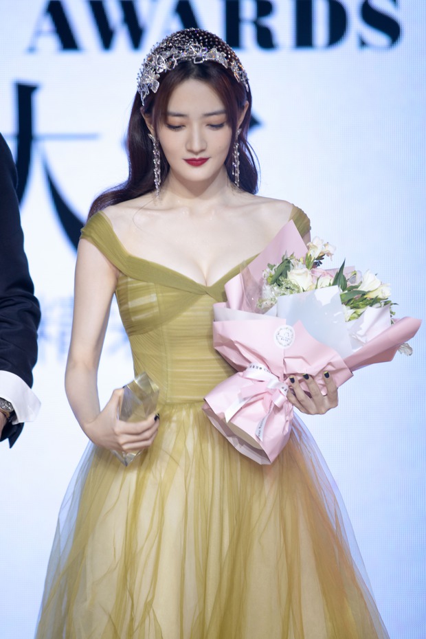 Thảm đỏ sến súa nhất Cbiz hôm nay: Tình địch của Dương Mịch khoe vòng 1 o ép, Viên San San bị chê bai vì mặc đồ ngủ - Ảnh 10. Thảm đỏ sến súa nhất Cbiz hôm nay: Tình địch của Dương Mịch khoe vòng 1 o ép, Viên San San bị chê bai vì mặc đồ ngủ - Ảnh 10.