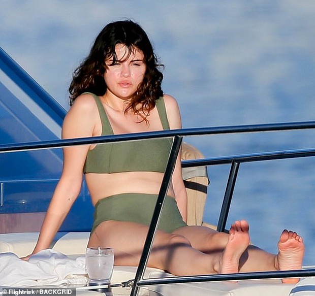 Ảnh hậu trường tiết lộ body thật của Selena Gomez hậu giảm cân: Sexy nuột nà, chiếm trọn spotlight là đôi chân dài miên man - Ảnh 6. Ảnh hậu trường tiết lộ body thật của Selena Gomez hậu giảm cân: Sexy nuột nà, chiếm trọn spotlight là đôi chân dài miên man - Ảnh 6.
