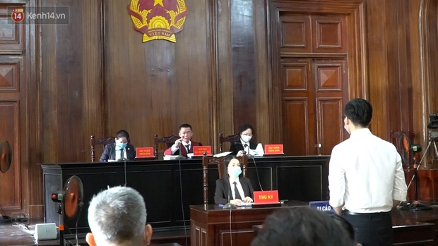 Clip: Hình ảnh đầu tiên ở phiên toà xét xử cựu tiếp viên hàng không Vietnam Airlines làm lây lan dịch bệnh COVID-19 - Ảnh 4. Clip: Hình ảnh đầu tiên ở phiên toà xét xử cựu tiếp viên hàng không Vietnam Airlines làm lây lan dịch bệnh COVID-19 - Ảnh 4.