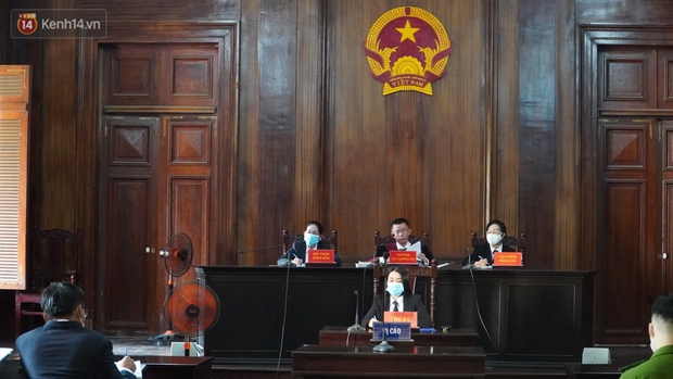 Clip: Hình ảnh đầu tiên ở phiên toà xét xử cựu tiếp viên hàng không Vietnam Airlines làm lây lan dịch bệnh COVID-19 - Ảnh 2. Clip: Hình ảnh đầu tiên ở phiên toà xét xử cựu tiếp viên hàng không Vietnam Airlines làm lây lan dịch bệnh COVID-19 - Ảnh 2.