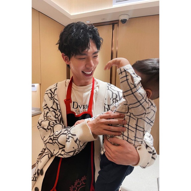 Nhóc tỳ nhà Hoà Minzy chơi đùa cùng 2 người cậu nổi tiếng, thái độ của Bo với Erik có đúng như mẹ bỉm nói? - Ảnh 4. Nhóc tỳ nhà Hoà Minzy chơi đùa cùng 2 người cậu nổi tiếng, thái độ của Bo với Erik có đúng như mẹ bỉm nói? - Ảnh 4.
