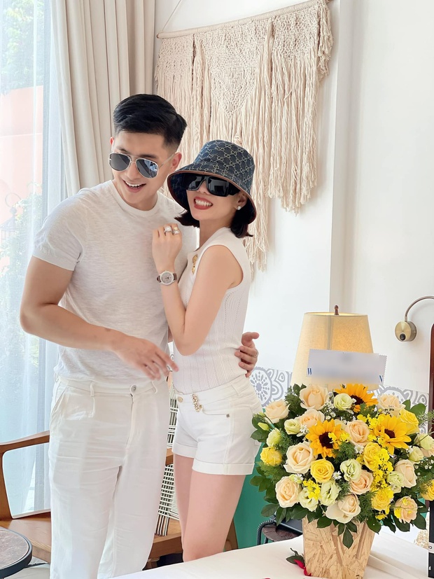 Lệ Quyên đón sinh nhật bên tình trẻ kém 12 tuổi như vợ chồng son, nhìn hành động của đàng trai là biết “nghiện” bồ ra sao - Ảnh 2.