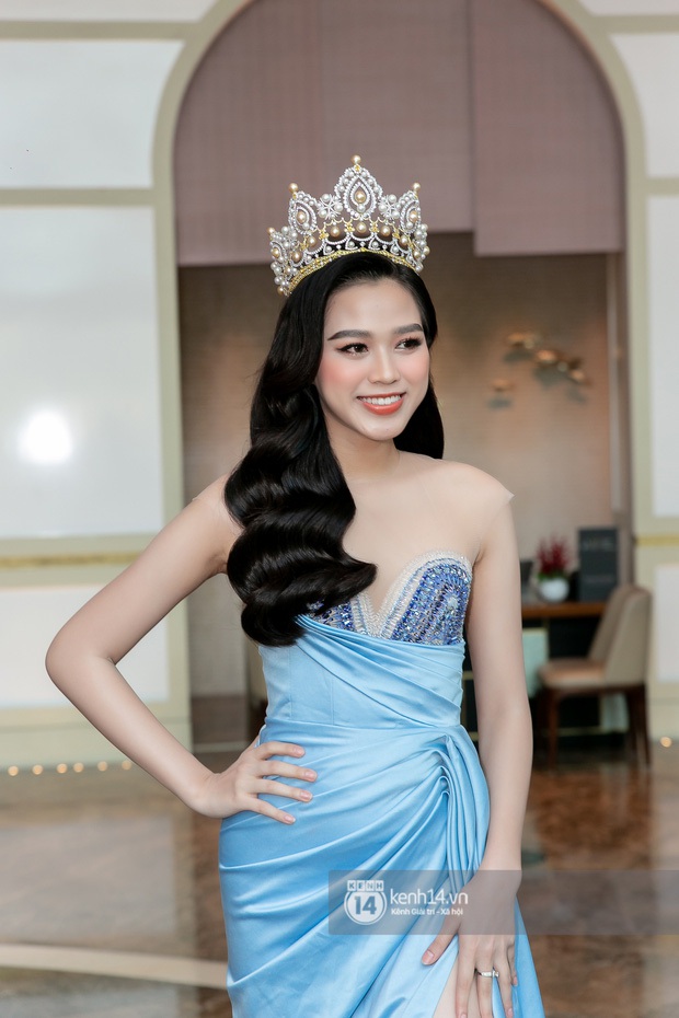 Ngày hôm nay, dường như Hoa hậu Đỗ Thị Hà có thù với makeup và trang phục - Ảnh 1.