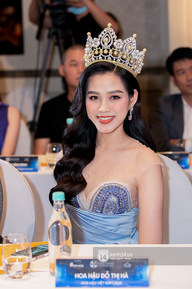 Ngày hôm nay, dường như Hoa hậu Đỗ Thị Hà có thù với makeup và trang phục - Ảnh 3.