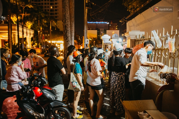 Đến Việt Nam, chàng trai nước ngoài ngỡ ngàng vì chủ quán đang bán thì đi ngủ, dân mạng kể nhiều tình huống còn bó tay hơn - Ảnh 1. Đến Việt Nam, chàng trai nước ngoài ngỡ ngàng vì chủ quán đang bán thì đi ngủ, dân mạng kể nhiều tình huống còn bó tay hơn - Ảnh 1.