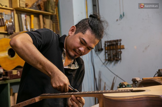 Chàng trai Sài Gòn 15 năm làm đàn guitar handmade: Có người nước ngoài mang bộ gỗ 70 triệu đến đặt mình làm - Ảnh 1.