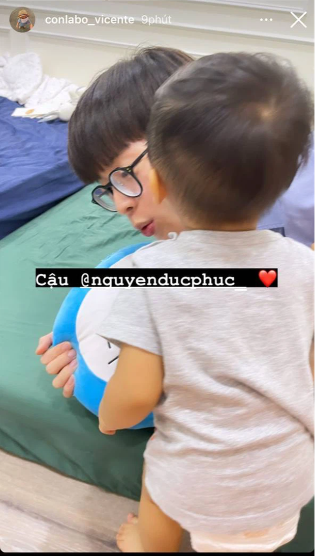 Nhóc tỳ nhà Hoà Minzy chơi đùa cùng 2 người cậu nổi tiếng, thái độ của Bo với Erik có đúng như mẹ bỉm nói? - Ảnh 2. Nhóc tỳ nhà Hoà Minzy chơi đùa cùng 2 người cậu nổi tiếng, thái độ của Bo với Erik có đúng như mẹ bỉm nói? - Ảnh 2.