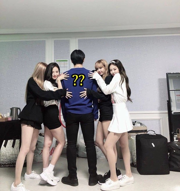 Rosé (BLACKPINK) đẹp nức nở như thiên nga trắng, nhưng cặp dancer sinh đôi mlem chiếm spotlight trong ảnh hậu trường mất rồi - Ảnh 14. Rosé (BLACKPINK) đẹp nức nở như thiên nga trắng, nhưng cặp dancer sinh đôi mlem chiếm spotlight trong ảnh hậu trường mất rồi - Ảnh 14.