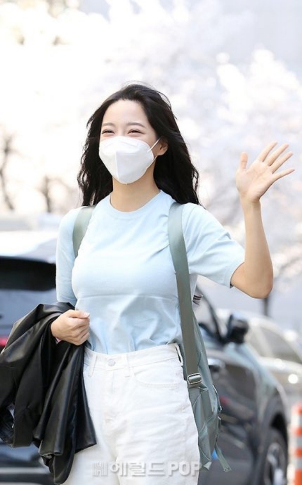 Lâu lắm rồi mới được thấy dàn mỹ nhân xứ Hàn đọ sắc trên đường đi làm: IU xinh xỉu, Hani gặp đối thủ khi so kè vóc dáng - Ảnh 15. Lâu lắm rồi mới được thấy dàn mỹ nhân xứ Hàn đọ sắc trên đường đi làm: IU xinh xỉu, Hani gặp đối thủ khi so kè vóc dáng - Ảnh 15.