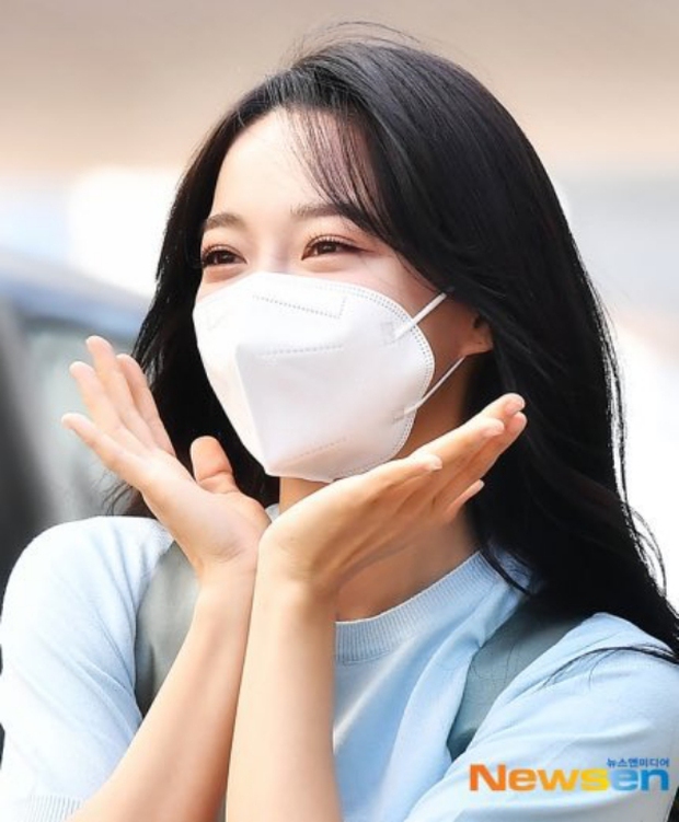 Lâu lắm rồi mới được thấy dàn mỹ nhân xứ Hàn đọ sắc trên đường đi làm: IU xinh xỉu, Hani gặp đối thủ khi so kè vóc dáng - Ảnh 14. Lâu lắm rồi mới được thấy dàn mỹ nhân xứ Hàn đọ sắc trên đường đi làm: IU xinh xỉu, Hani gặp đối thủ khi so kè vóc dáng - Ảnh 14.