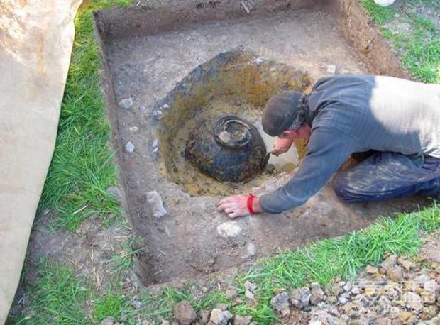 Thợ săn kho báu nghiệp dư tìm thấy cái chum cũ trên cánh đồng: Đập vỡ cạnh chum, nhận ra kho báu 1 triệu USD - Ảnh 1. Thợ săn kho báu nghiệp dư tìm thấy cái chum cũ trên cánh đồng: Đập vỡ cạnh chum, nhận ra kho báu 1 triệu USD - Ảnh 1.