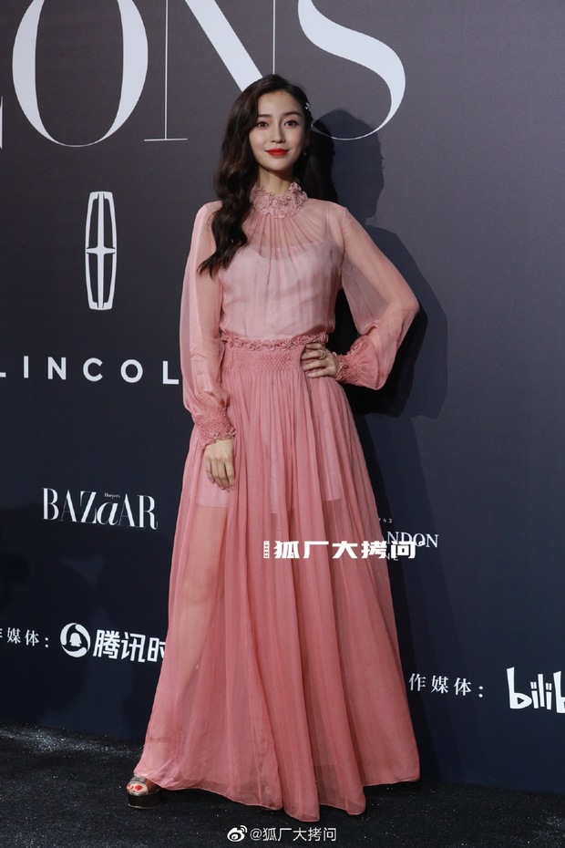 Thảm đỏ khủng Bazaar Icons: Angela Baby tuột dốc visual, Dương Tử gây thất vọng toàn tập vì chiếc váy rúm ró - Ảnh 2. Thảm đỏ khủng Bazaar Icons: Angela Baby tuột dốc visual, Dương Tử gây thất vọng toàn tập vì chiếc váy rúm ró - Ảnh 2.