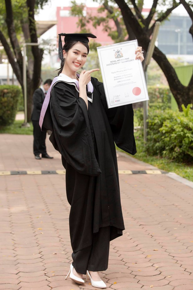 Lễ tốt nghiệp “tốn tiền” của Á hậu Phương Anh tại RMIT: Quy tắc ngầm về lễ phục, nhiều nghi thức rườm rà nhưng choáng nhất là đặc quyền không phải ai cũng có - Ảnh 5. Lễ tốt nghiệp “tốn tiền” của Á hậu Phương Anh tại RMIT: Quy tắc ngầm về lễ phục, nhiều nghi thức rườm rà nhưng choáng nhất là đặc quyền không phải ai cũng có - Ảnh 5.