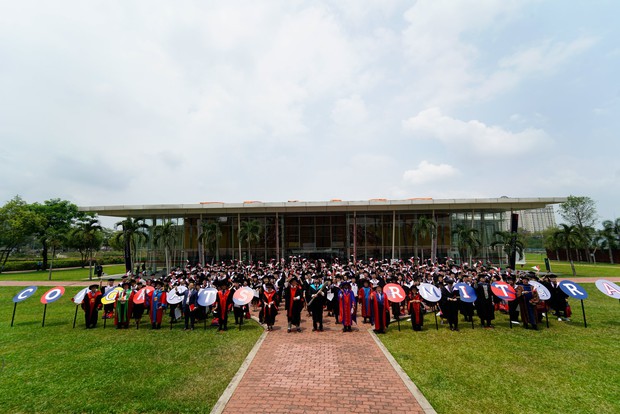 Lễ tốt nghiệp “tốn tiền” của Á hậu Phương Anh tại RMIT: Quy tắc ngầm về lễ phục, nhiều nghi thức rườm rà nhưng choáng nhất là đặc quyền không phải ai cũng có - Ảnh 7.