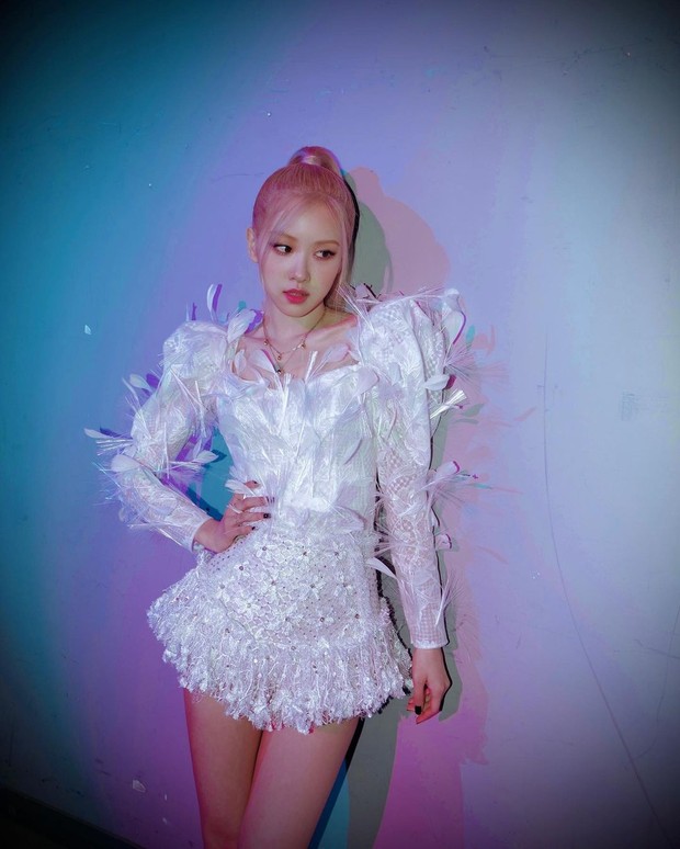 Rosé (BLACKPINK) đẹp nức nở như thiên nga trắng, nhưng cặp dancer sinh đôi mlem chiếm spotlight trong ảnh hậu trường mất rồi - Ảnh 5. Rosé (BLACKPINK) đẹp nức nở như thiên nga trắng, nhưng cặp dancer sinh đôi mlem chiếm spotlight trong ảnh hậu trường mất rồi - Ảnh 5.