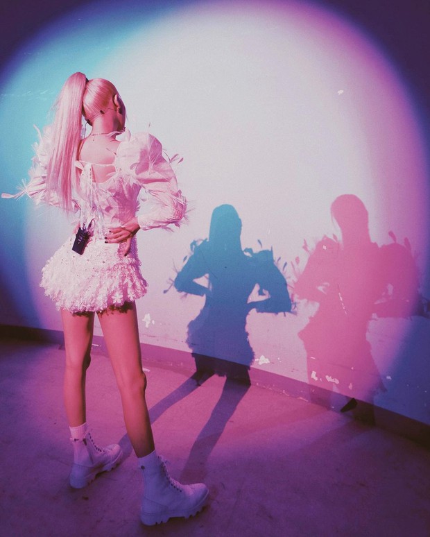 Rosé (BLACKPINK) đẹp nức nở như thiên nga trắng, nhưng cặp dancer sinh đôi mlem chiếm spotlight trong ảnh hậu trường mất rồi - Ảnh 6. Rosé (BLACKPINK) đẹp nức nở như thiên nga trắng, nhưng cặp dancer sinh đôi mlem chiếm spotlight trong ảnh hậu trường mất rồi - Ảnh 6.