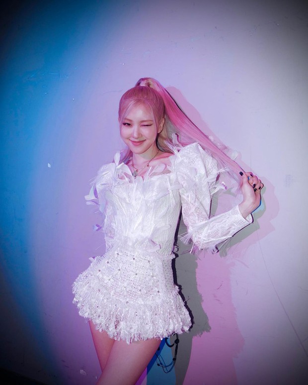 Rosé (BLACKPINK) đẹp nức nở như thiên nga trắng, nhưng cặp dancer sinh đôi mlem chiếm spotlight trong ảnh hậu trường mất rồi - Ảnh 4. Rosé (BLACKPINK) đẹp nức nở như thiên nga trắng, nhưng cặp dancer sinh đôi mlem chiếm spotlight trong ảnh hậu trường mất rồi - Ảnh 4.