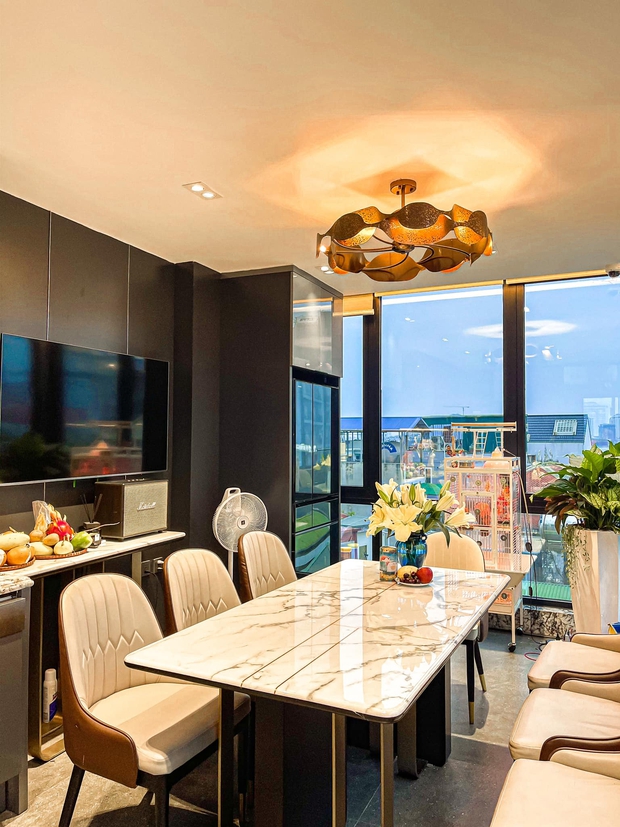 Nhà phố 2 mặt tiền của vợ chồng Hà Nội: Tổng giá trị 16 tỷ, vị trí đắc địa đối diện là hồ Tây, sau lưng là chung cư - Ảnh 8. Nhà phố 2 mặt tiền của vợ chồng Hà Nội: Tổng giá trị 16 tỷ, vị trí đắc địa đối diện là hồ Tây, sau lưng là chung cư - Ảnh 8.