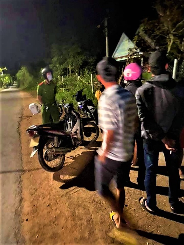 Truy tìm kẻ đâm trọng thương người phụ nữ chạy xe máy trong đêm - Ảnh 2.