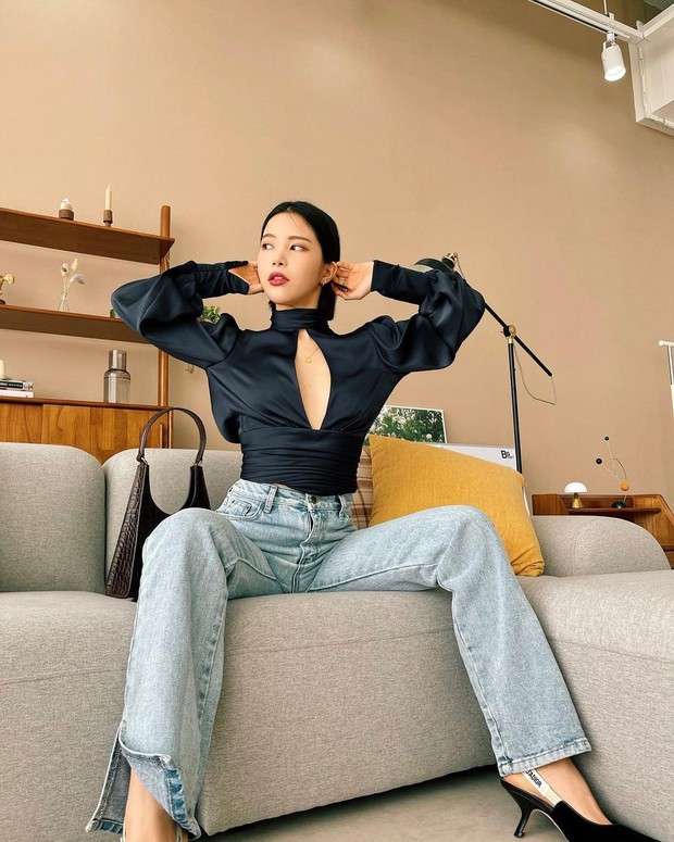 2 thái cực khi diện áo hở bạo: Jennie che đậy để tránh hớ hênh trong khi Solar (MAMAMOO) khoe body ná thở - Ảnh 8. 2 thái cực khi diện áo hở bạo: Jennie che đậy để tránh hớ hênh trong khi Solar (MAMAMOO) khoe body ná thở - Ảnh 8.