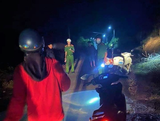 Truy tìm kẻ đâm trọng thương người phụ nữ chạy xe máy trong đêm - Ảnh 1.